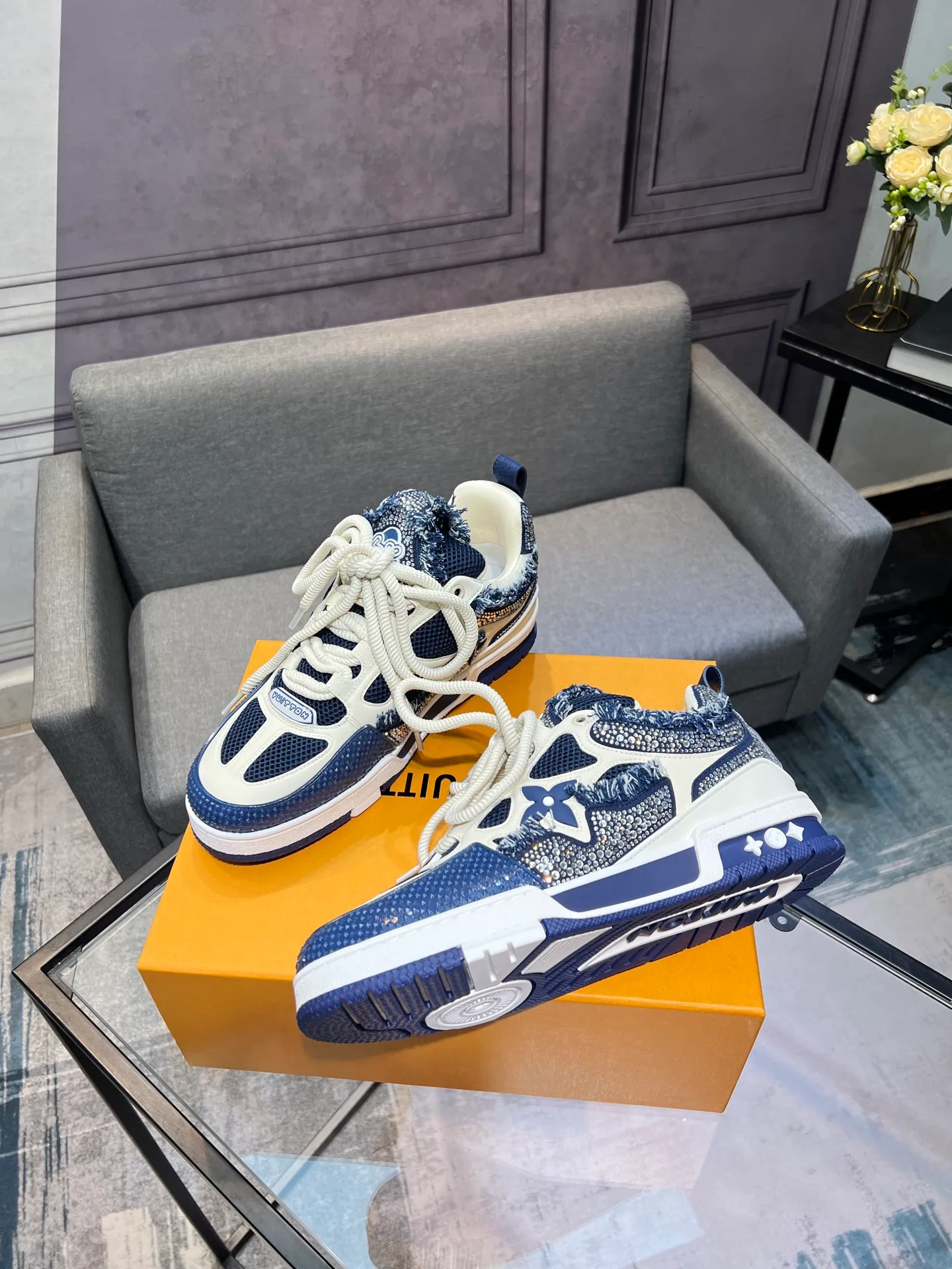 Men's men's shoes💰840 LV top version Jigglypuff new model Purchasing quality LV~Louis Vuitton LV TRAINER's best-looking sneakers, Donkey Brand strongly recommends new products, official website limited edition retro basketball sneakers! Both high-top and low-top models spent money to purchase 1:1 accurate reproductions of the originals. The details are invincible and full of sincerity. The imported custom-made original cowhide leather is the same as the original package. The details are 100% restored. The private model customizes the original one-piece TPU outsole. It is different from other brands. Without the original version, this effect cannot be achieved!                Men's and women's models 35-40 39-45 (46 is custom-made and cannot be returned or exchanged)